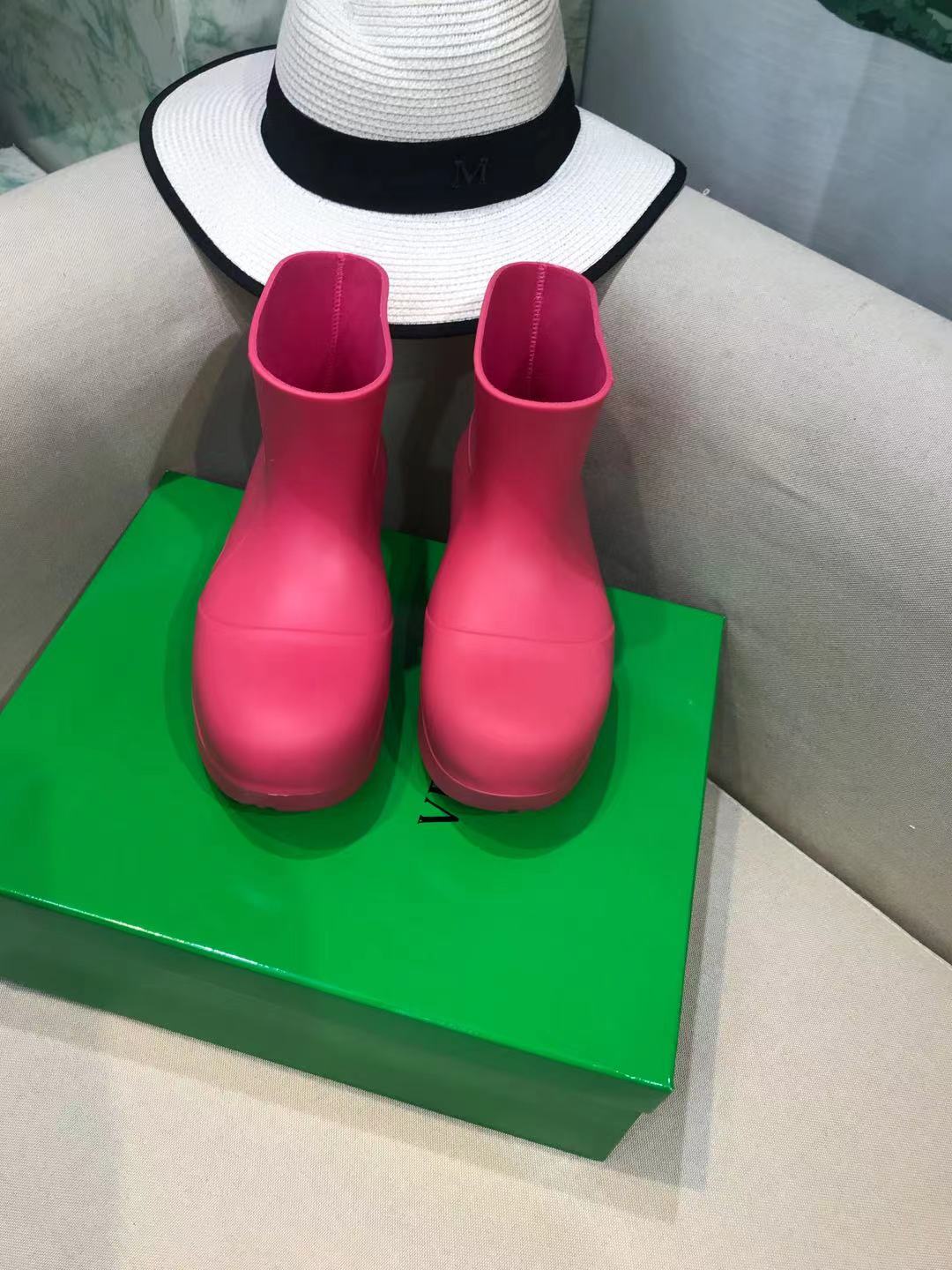PUDDLE ANKLE BOOT IN BRIGHT PINK RUBBER - 35