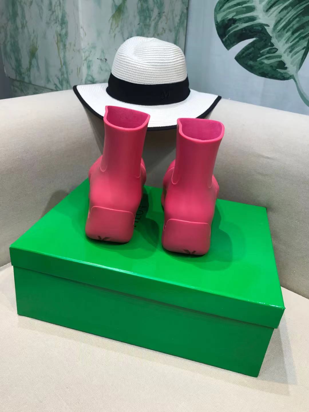 PUDDLE ANKLE BOOT IN BRIGHT PINK RUBBER - 35