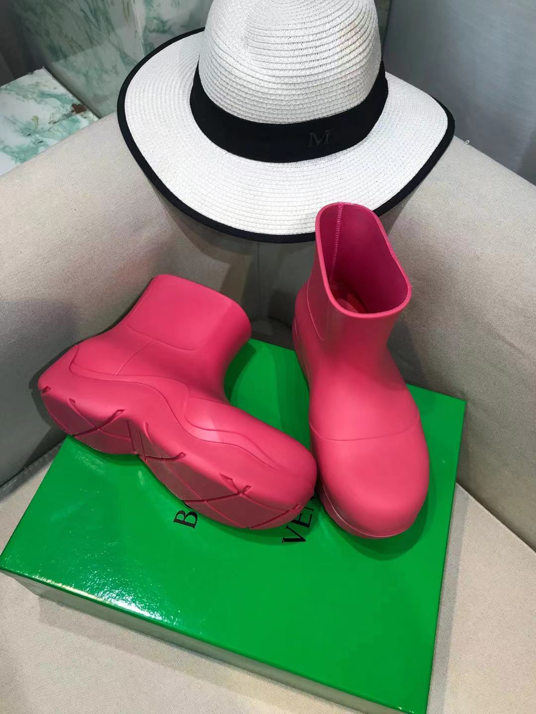 PUDDLE ANKLE BOOT IN BRIGHT PINK RUBBER - 35