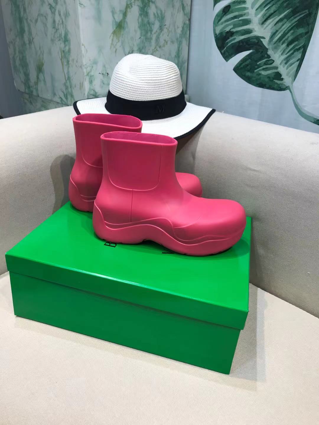 PUDDLE ANKLE BOOT IN BRIGHT PINK RUBBER - 35