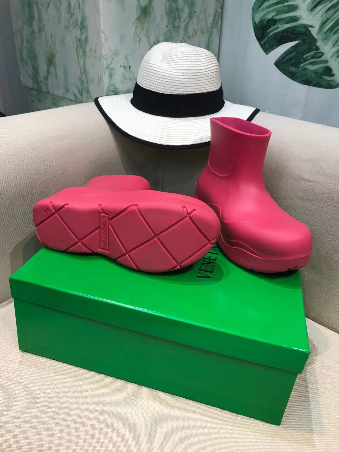 PUDDLE ANKLE BOOT IN BRIGHT PINK RUBBER - 35