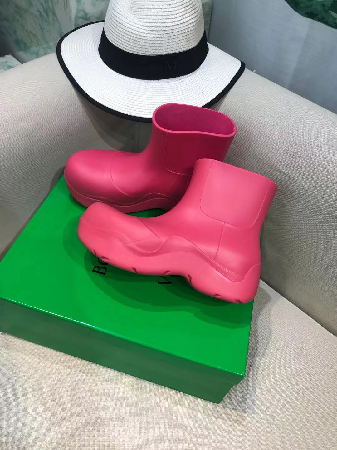 PUDDLE ANKLE BOOT IN BRIGHT PINK RUBBER - 35