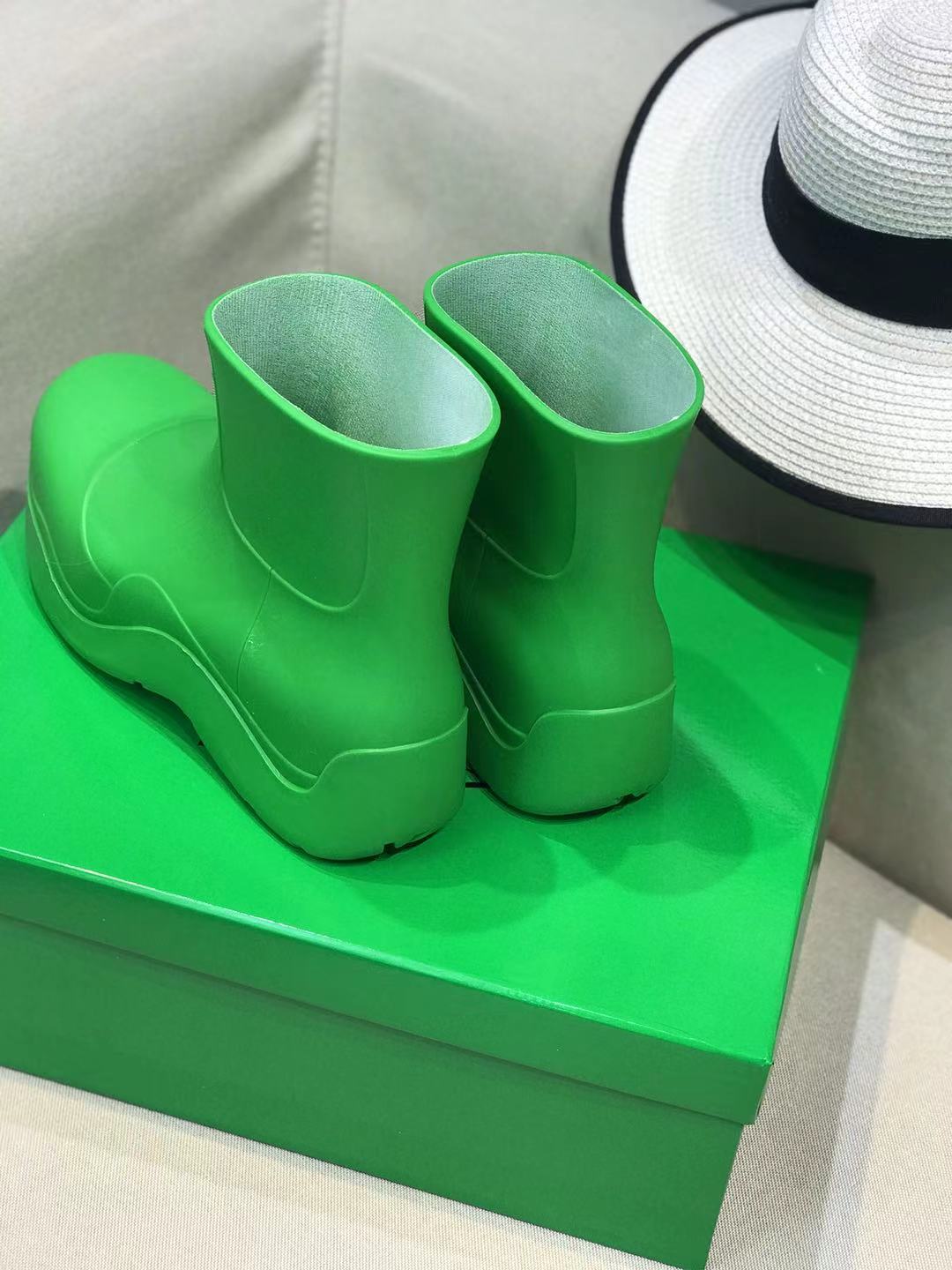 PUDDLE ANKLE BOOT IN EMERALD GREEN RUBBER - 35
