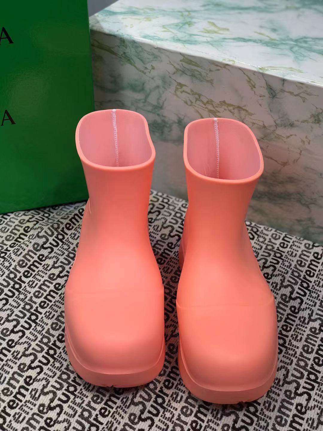 PUDDLE ANKLE BOOT IN PUNCH PINK RUBBER - 35