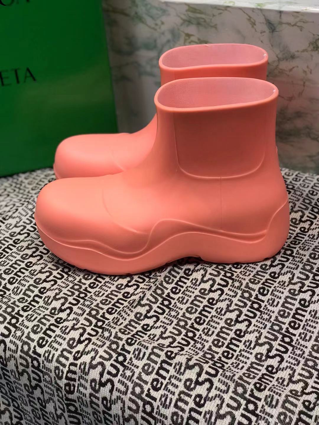 PUDDLE ANKLE BOOT IN PUNCH PINK RUBBER - 35