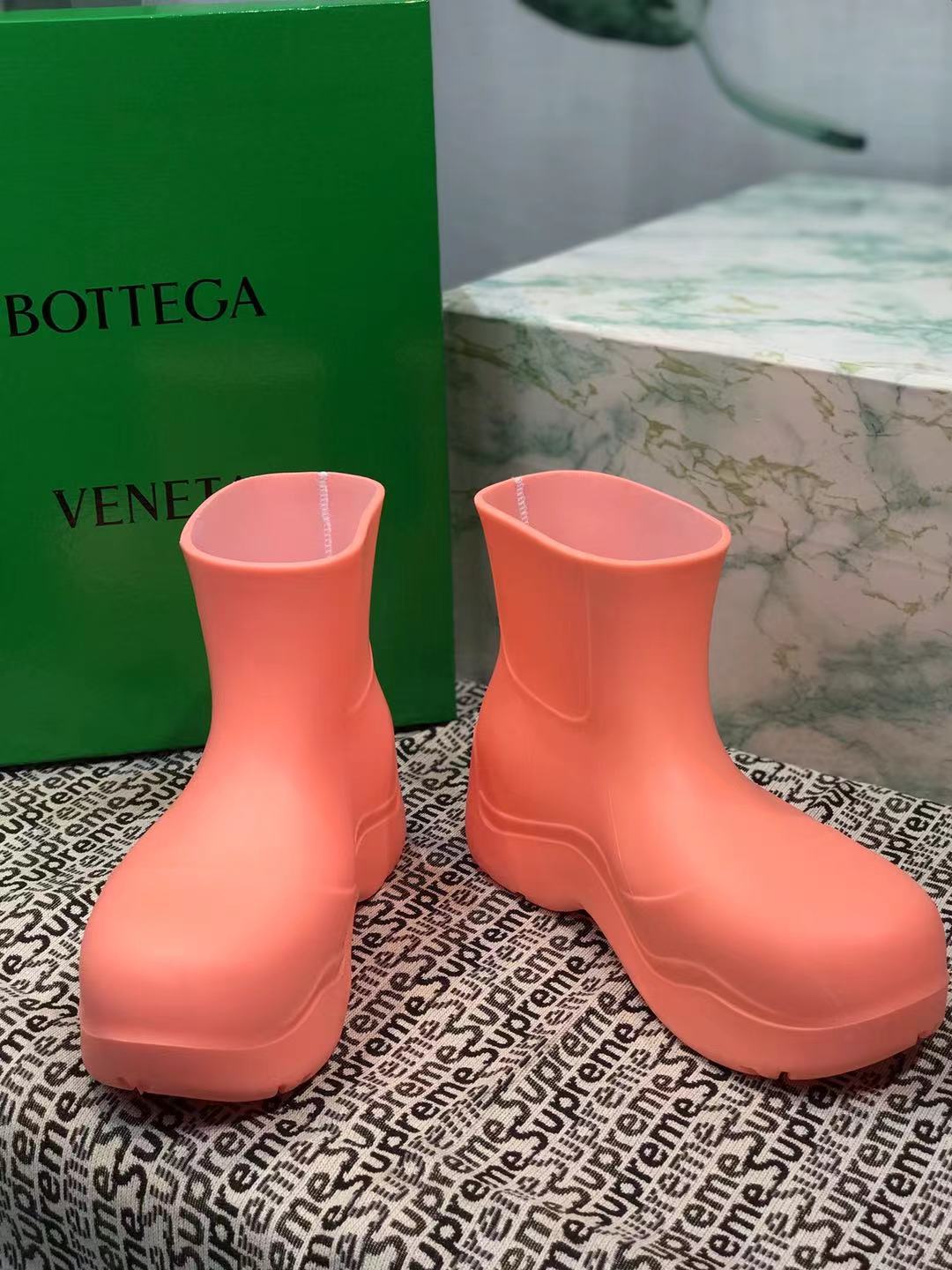 PUDDLE ANKLE BOOT IN PUNCH PINK RUBBER - 35