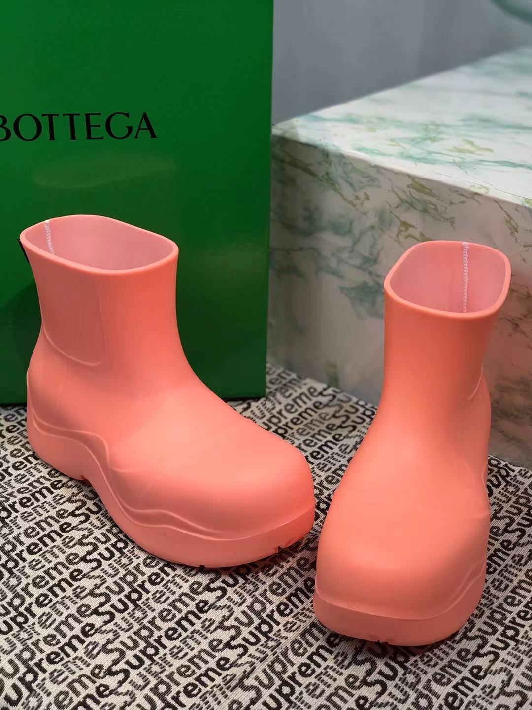 PUDDLE ANKLE BOOT IN PUNCH PINK RUBBER - 35