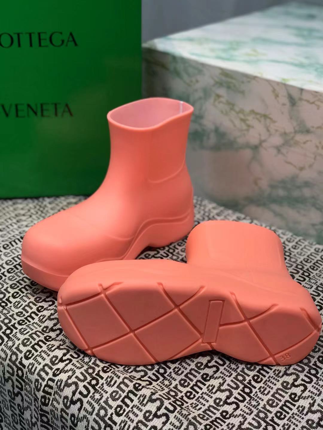 PUDDLE ANKLE BOOT IN PUNCH PINK RUBBER - 35