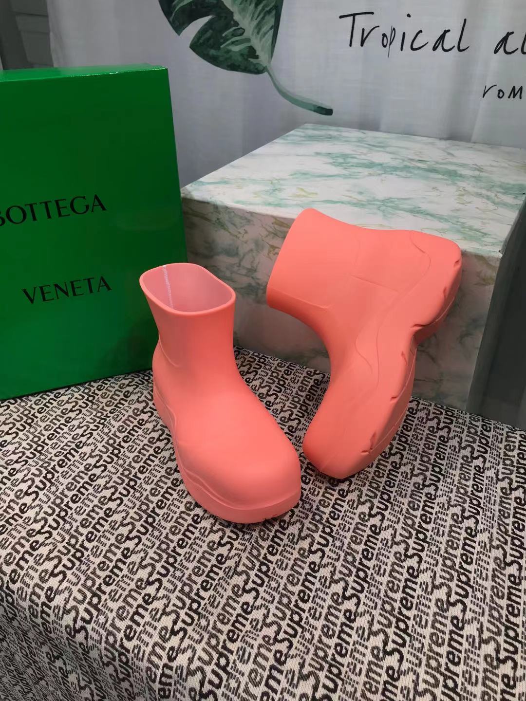 PUDDLE ANKLE BOOT IN PUNCH PINK RUBBER - 35