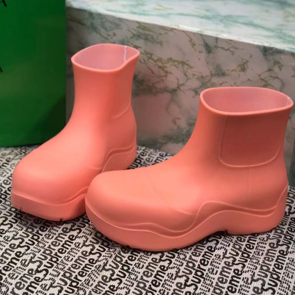 PUDDLE ANKLE BOOT IN PUNCH PINK RUBBER - 35