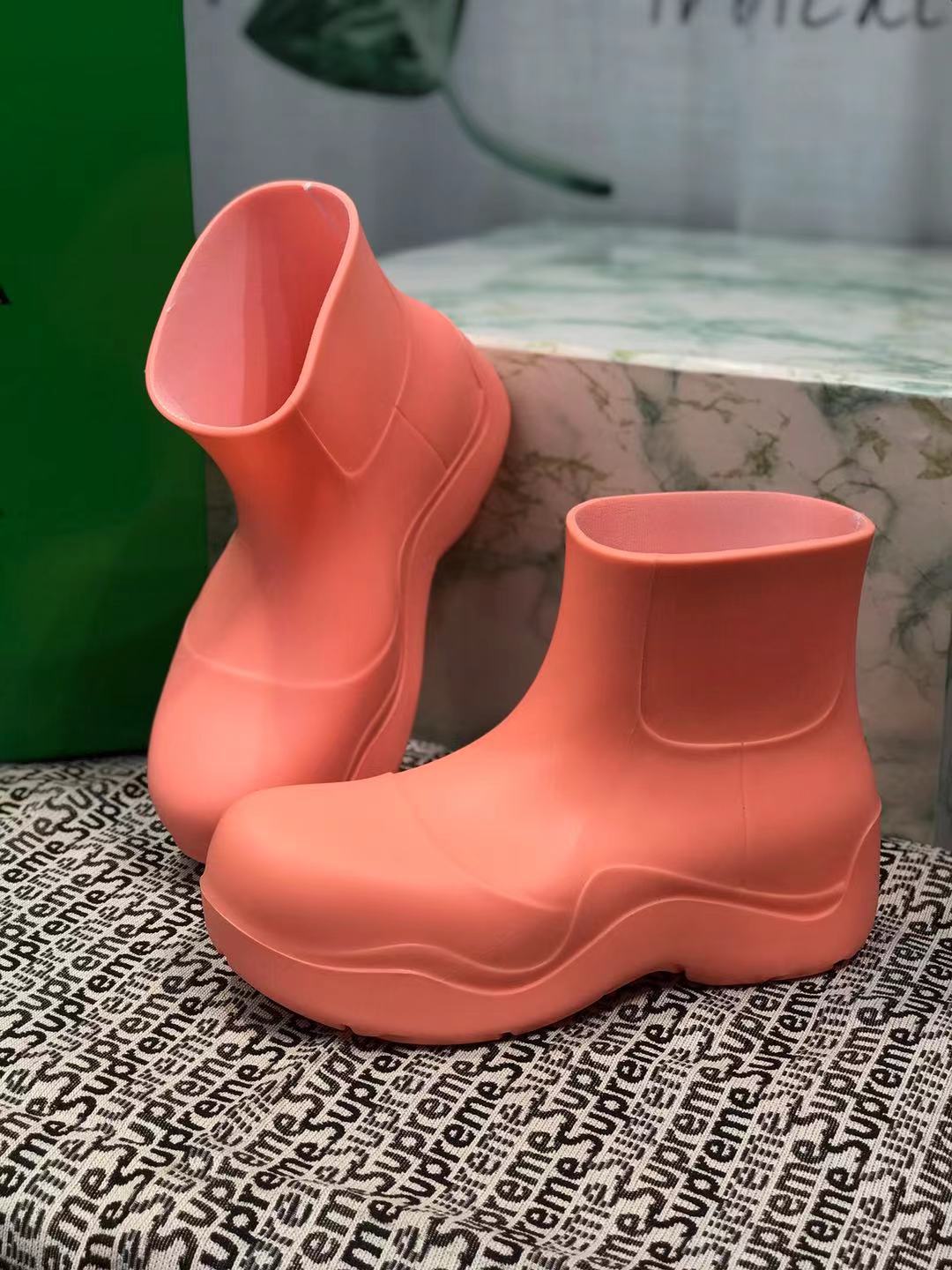 PUDDLE ANKLE BOOT IN PUNCH PINK RUBBER - 35