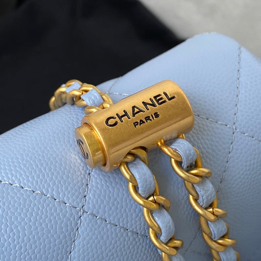 CHANEL 25S CLASSIC FLAP 19 СМ ЗІ ШКІРИ ІКРИ В ПАСТЕЛЬНО-БЛАКИТНОМУ КОЛЬОРІ ІЗ ЗОЛОТОЮ ФУРНІТУРОЮ