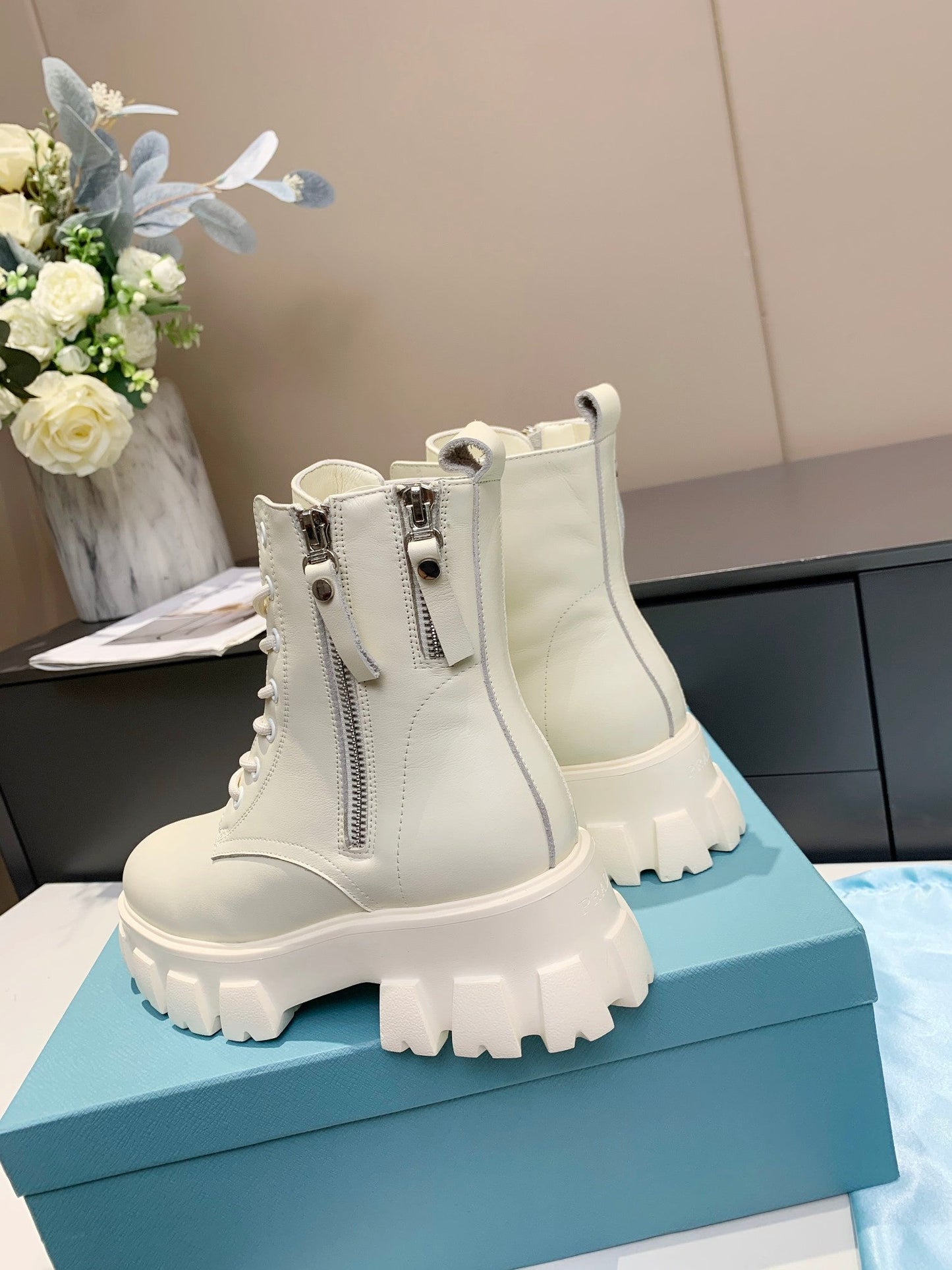 PRADA 25S SNOW BOOTS  IN WHITE CALFSKIN - 35