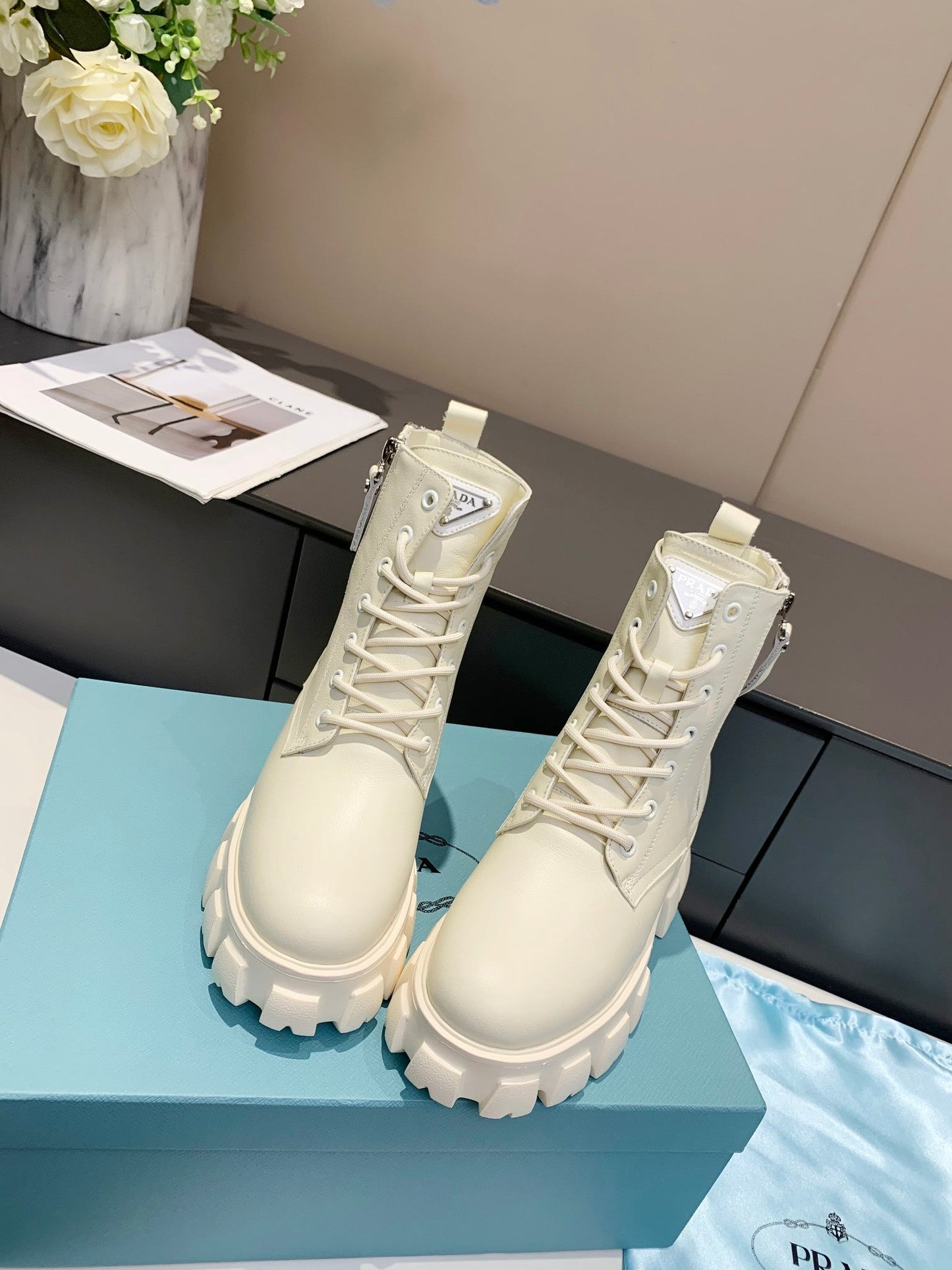 PRADA 25S SNOW BOOTS  IN WHITE CALFSKIN - 35