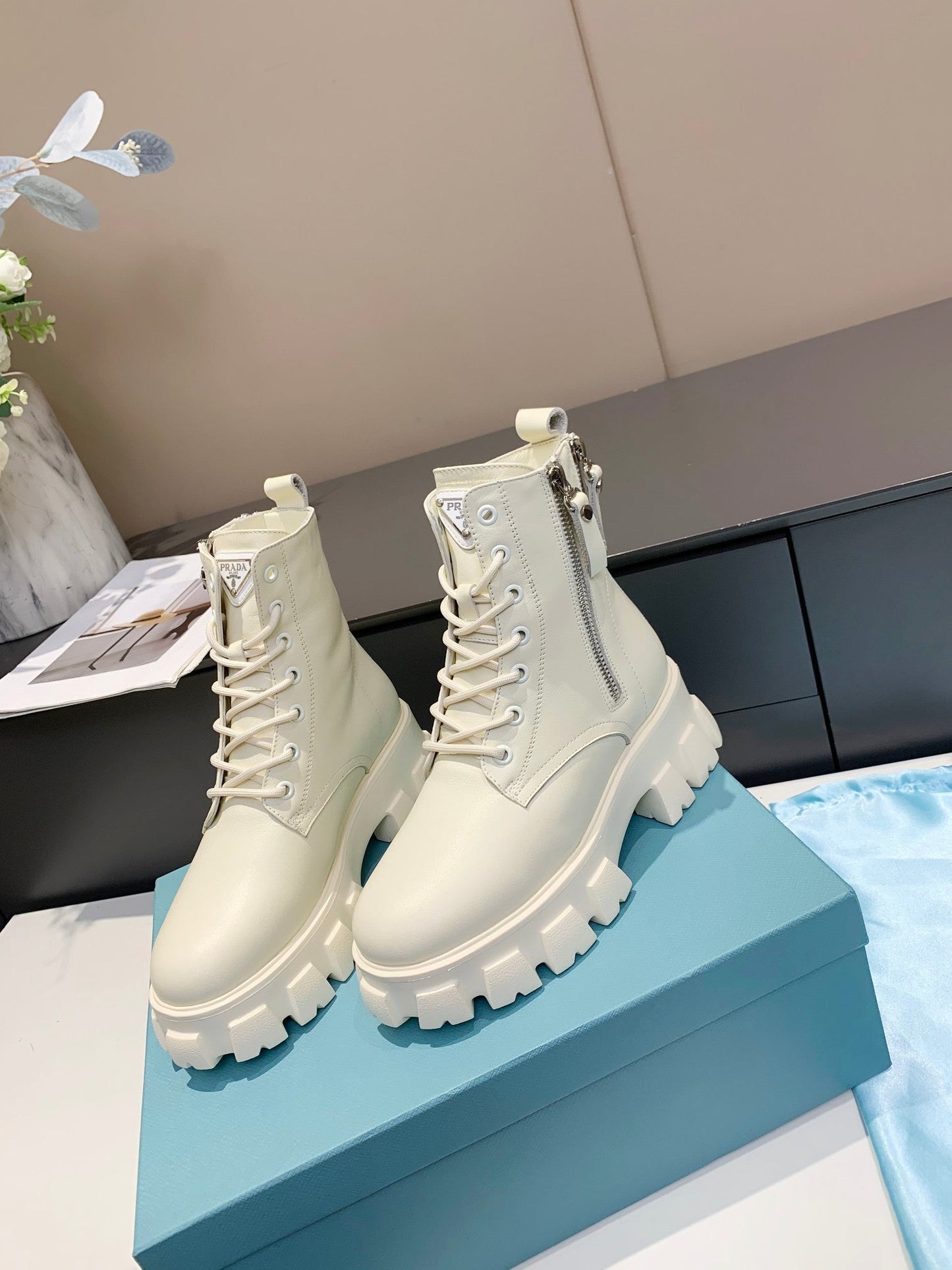 PRADA 25S SNOW BOOTS  IN WHITE CALFSKIN - 35