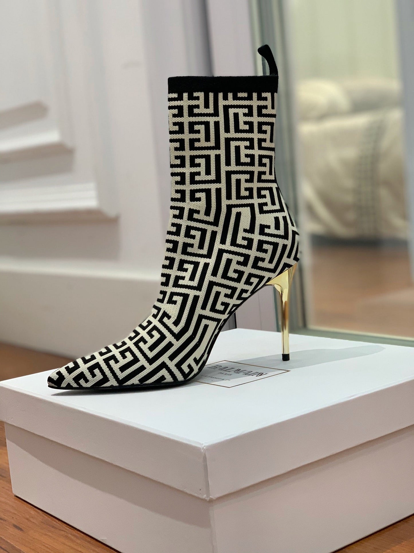 Черевики BALMAIN 26S 105 мм у чорно-світло-бежевому кольорі (стиль Flyknit 9)