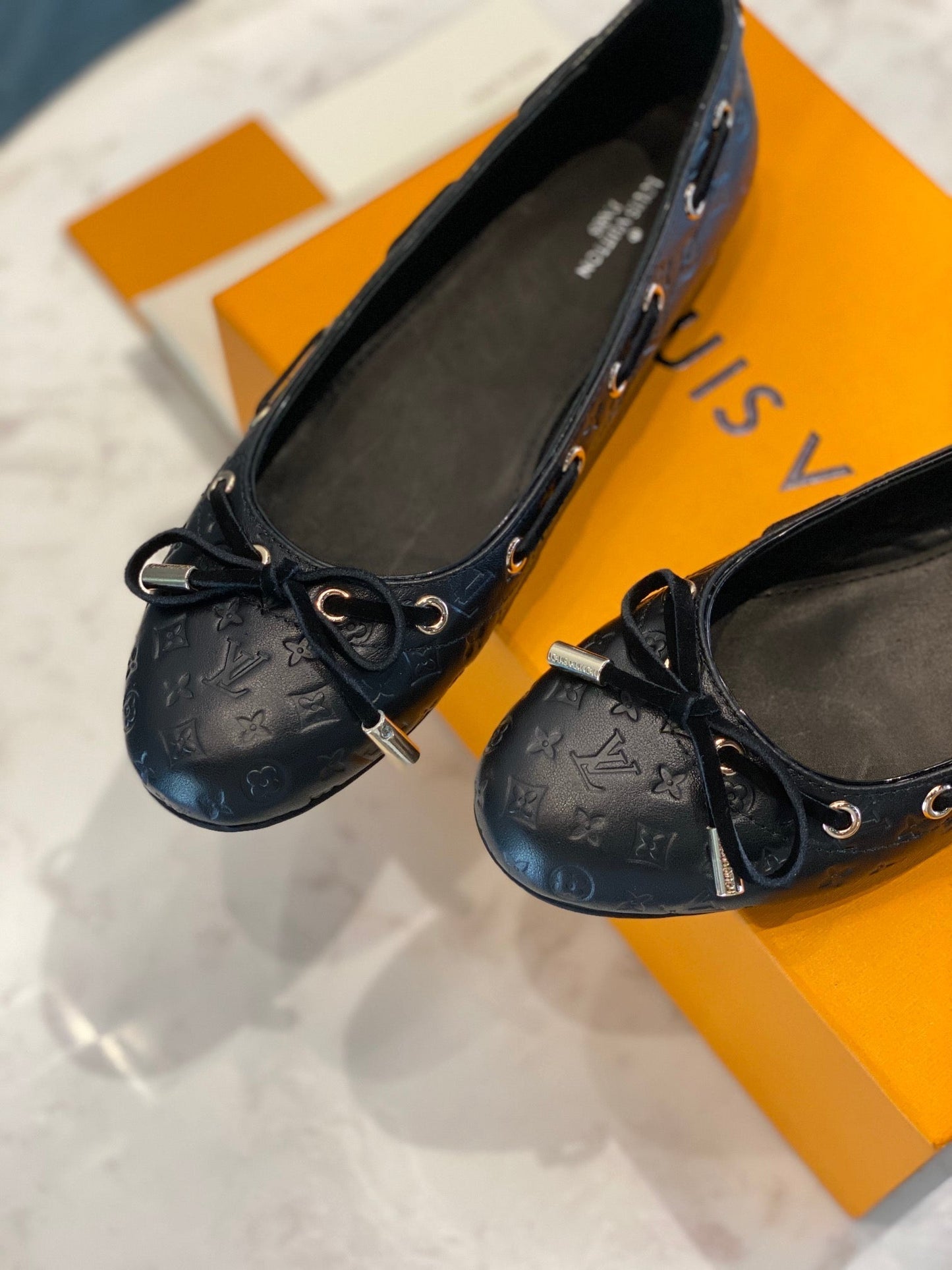 LV WOMEN'S BALLET FLAT IN BLACK EMBOSSED CALFSKIN WITH BOW - 35