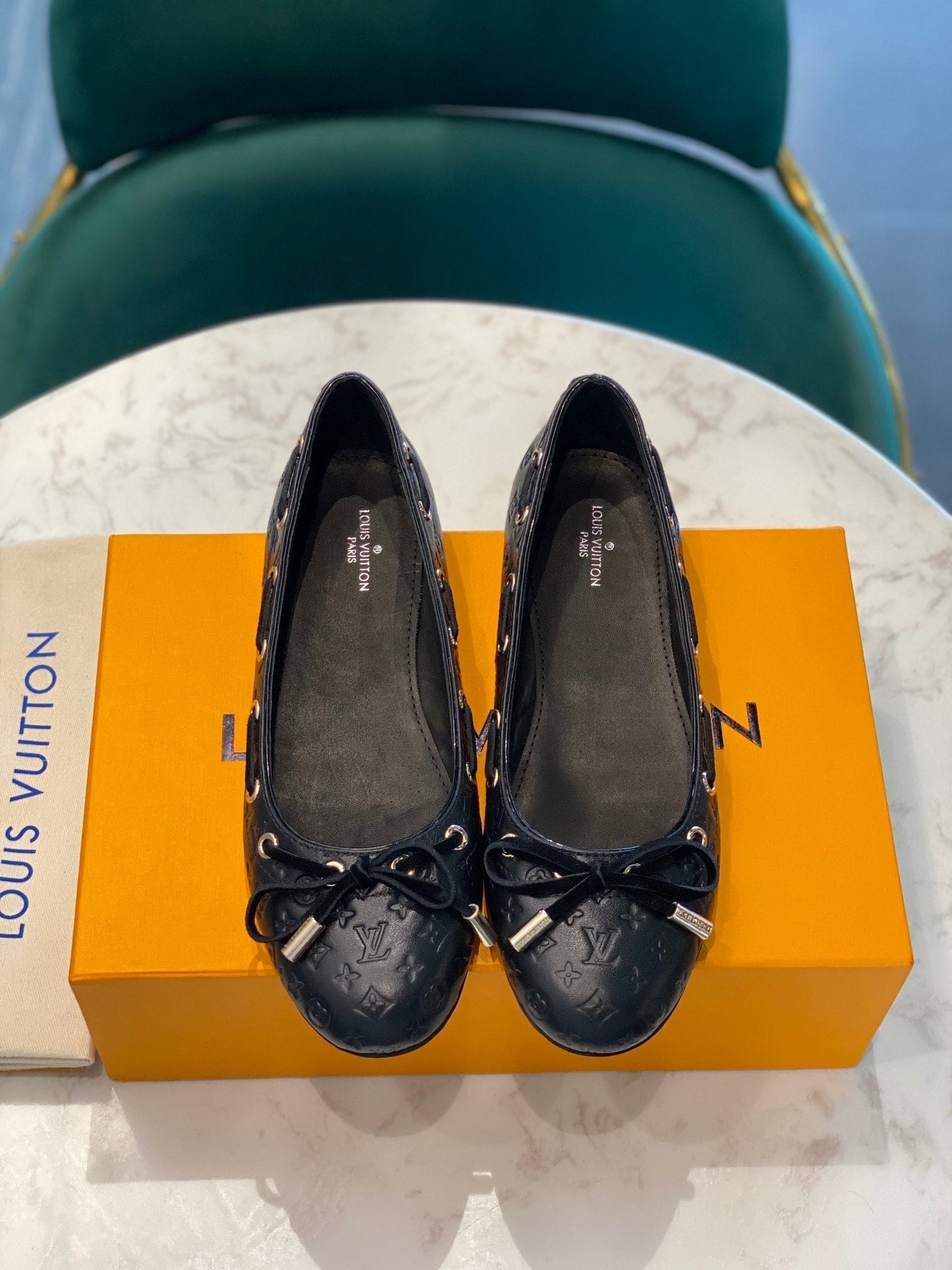 LV WOMEN'S BALLET FLAT IN BLACK EMBOSSED CALFSKIN WITH BOW - 35