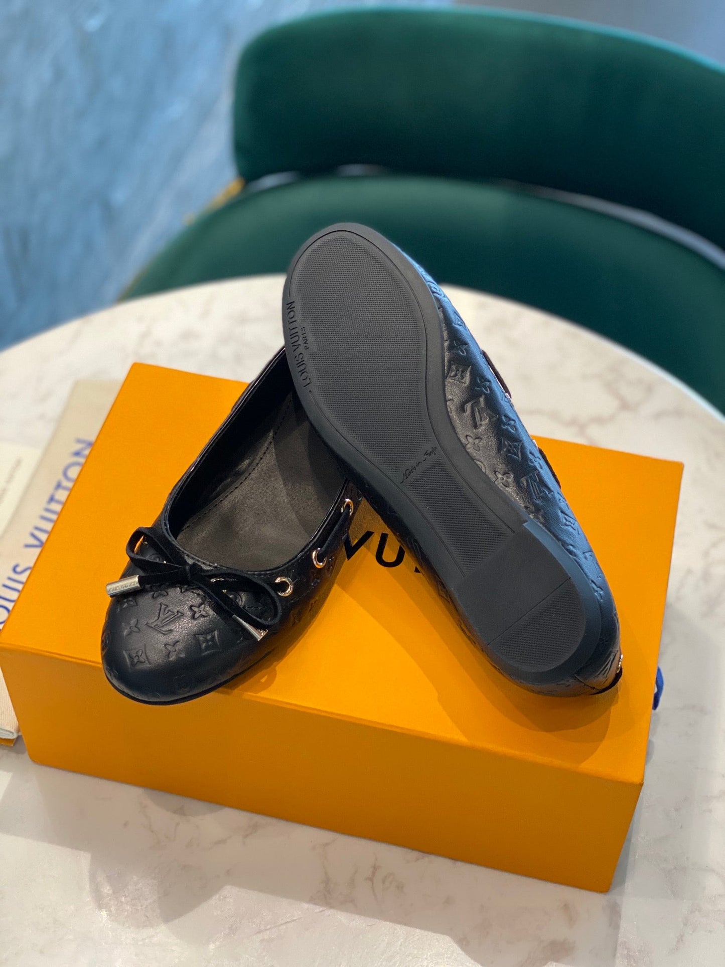 LV WOMEN'S BALLET FLAT IN BLACK EMBOSSED CALFSKIN WITH BOW - 35
