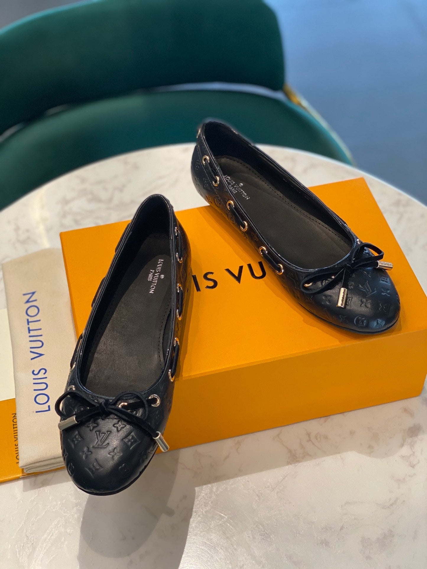 LV WOMEN'S BALLET FLAT IN BLACK EMBOSSED CALFSKIN WITH BOW - 35