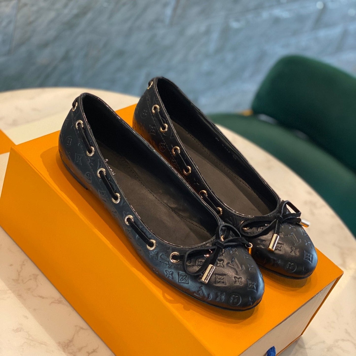 LV WOMEN'S BALLET FLAT IN BLACK EMBOSSED CALFSKIN WITH BOW - 35