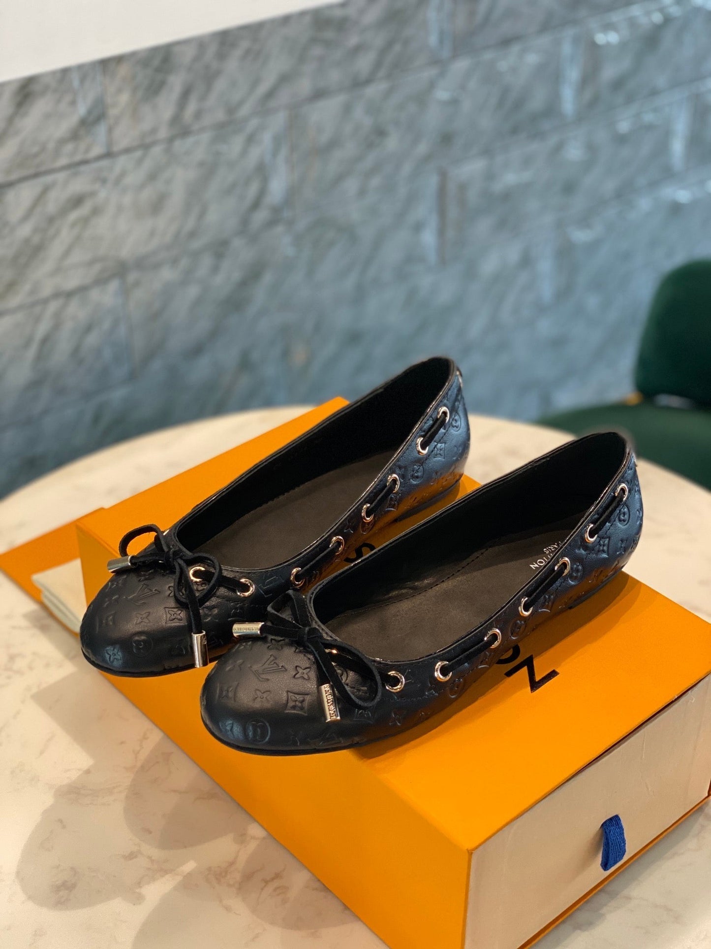 LV WOMEN'S BALLET FLAT IN BLACK EMBOSSED CALFSKIN WITH BOW - 35