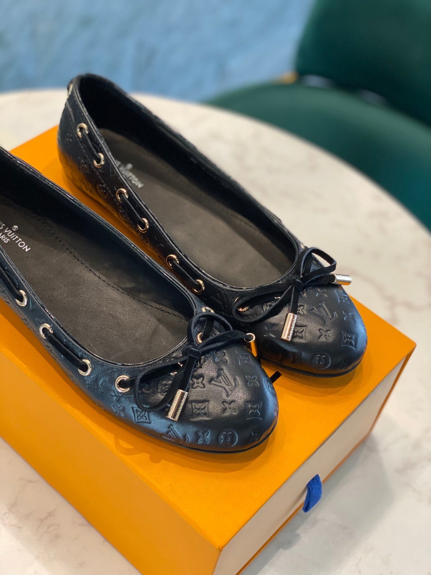 LV WOMEN'S BALLET FLAT IN BLACK EMBOSSED CALFSKIN WITH BOW - 35