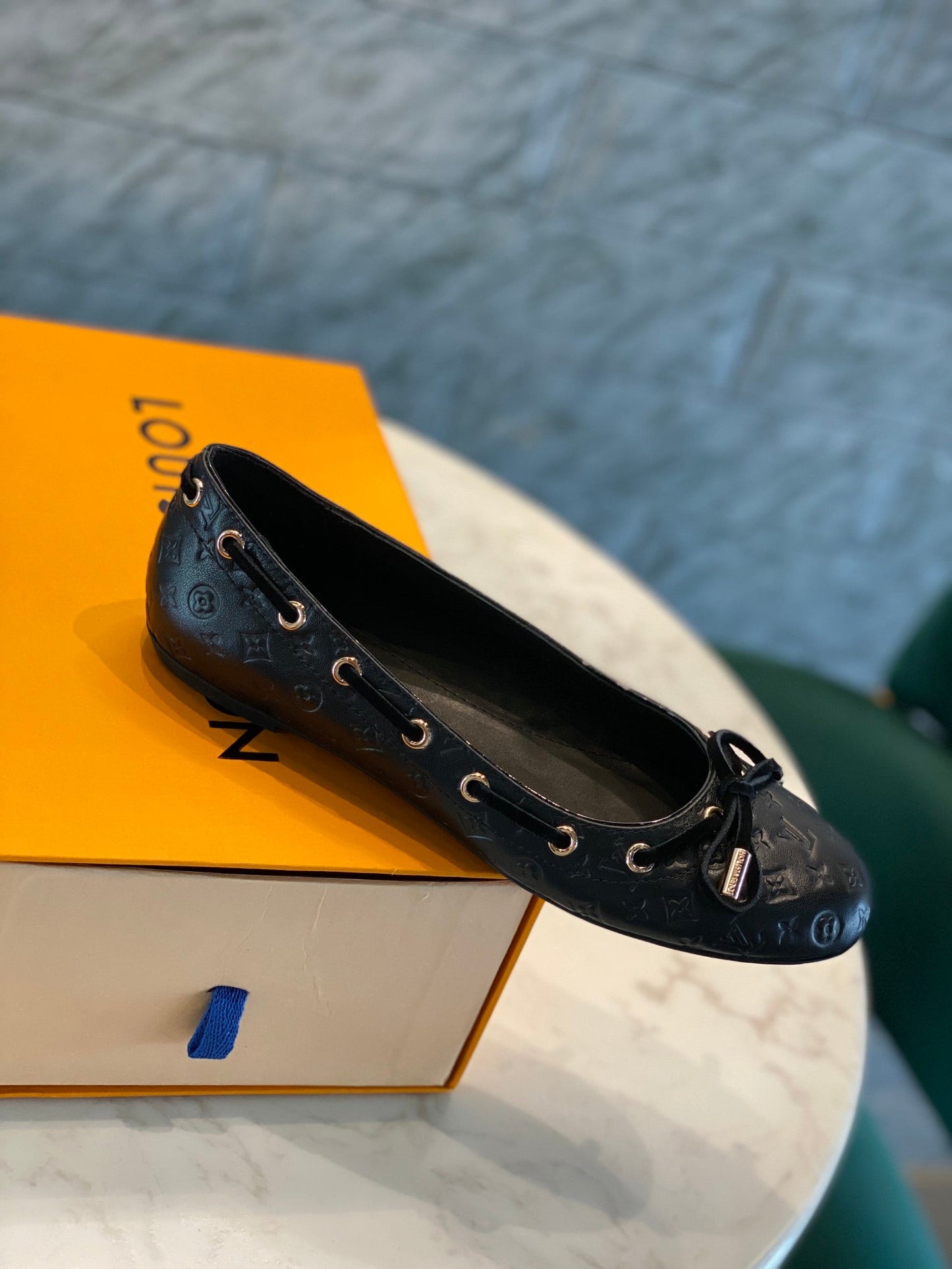 LV WOMEN'S BALLET FLAT IN BLACK EMBOSSED CALFSKIN WITH BOW - 35