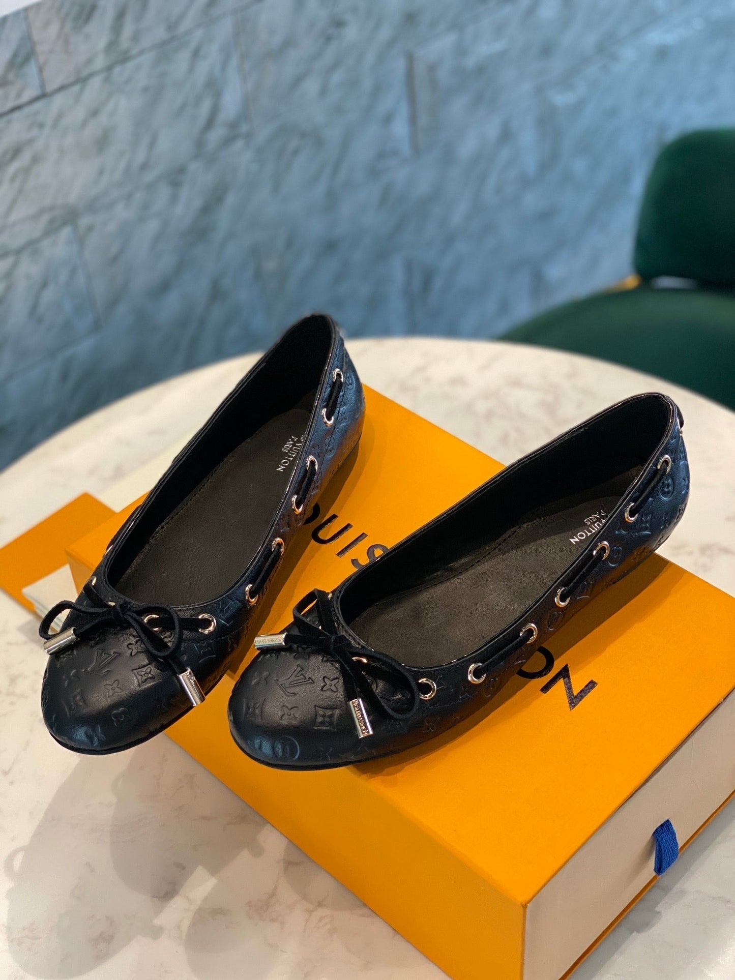 LV WOMEN'S BALLET FLAT IN BLACK EMBOSSED CALFSKIN WITH BOW - 35