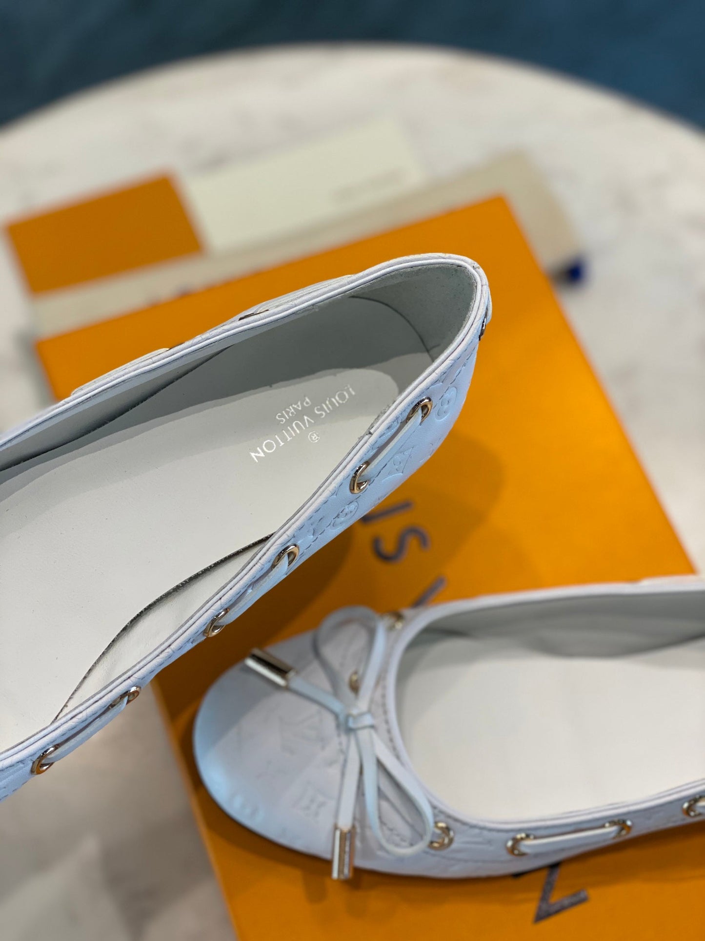 LV WOMEN'S BALLET FLAT IN WHITE EMBOSSED CALFSKIN WITH BOW - 35