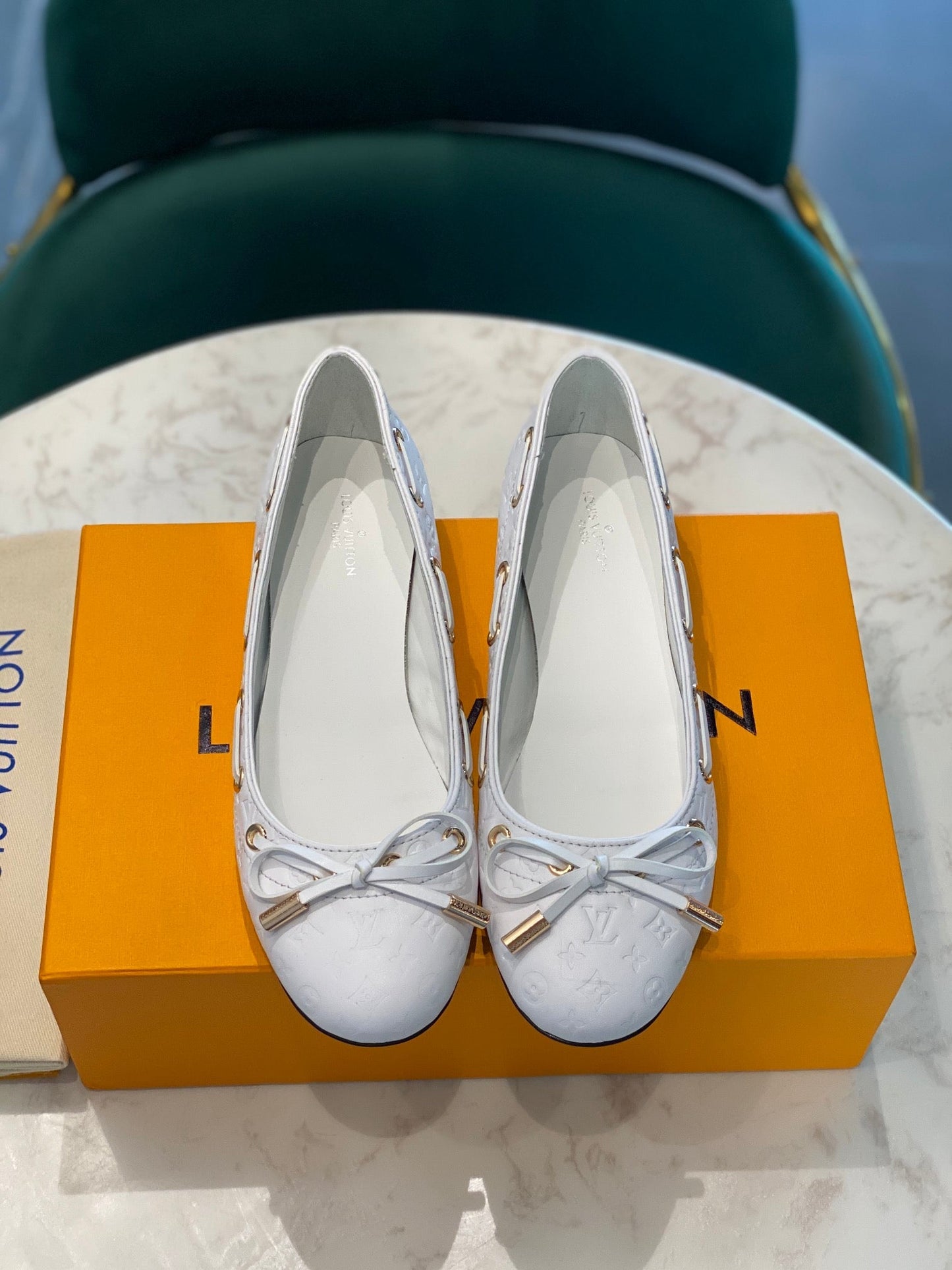 LV WOMEN'S BALLET FLAT IN WHITE EMBOSSED CALFSKIN WITH BOW - 35