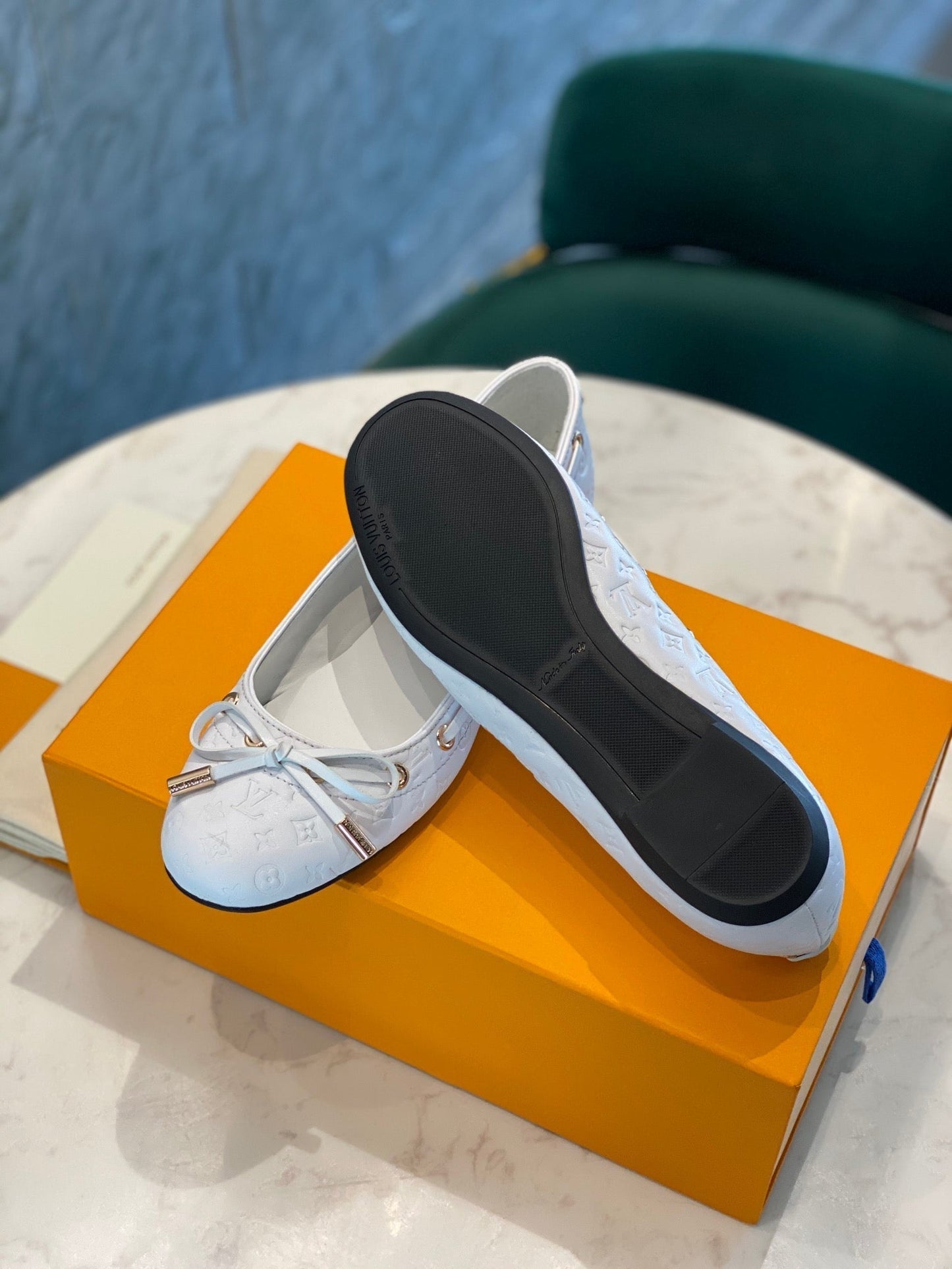 LV WOMEN'S BALLET FLAT IN WHITE EMBOSSED CALFSKIN WITH BOW - 35