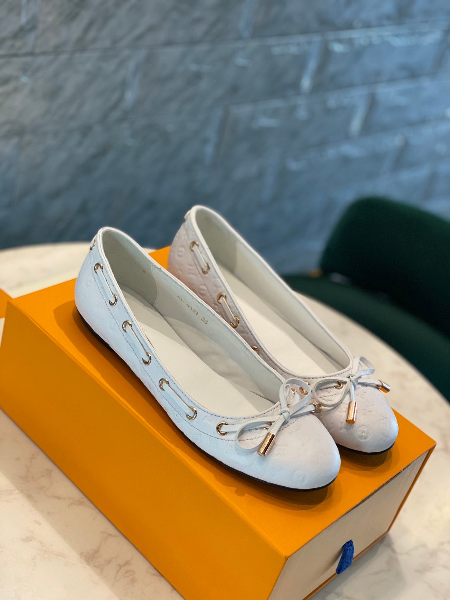 LV WOMEN'S BALLET FLAT IN WHITE EMBOSSED CALFSKIN WITH BOW - 35