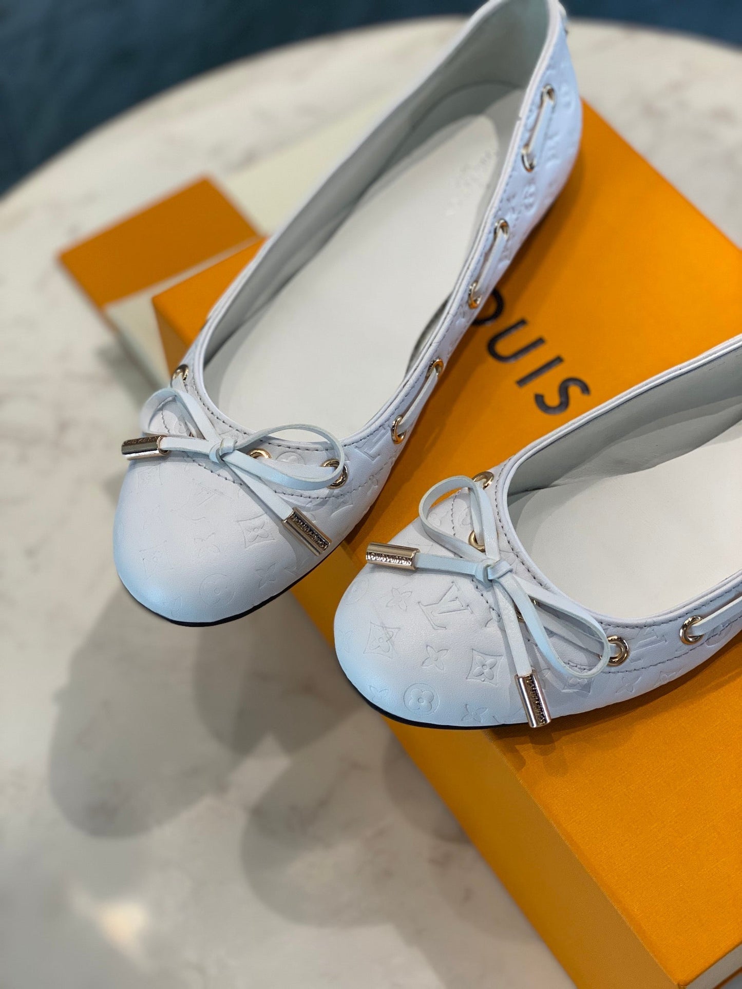 LV WOMEN'S BALLET FLAT IN WHITE EMBOSSED CALFSKIN WITH BOW - 35