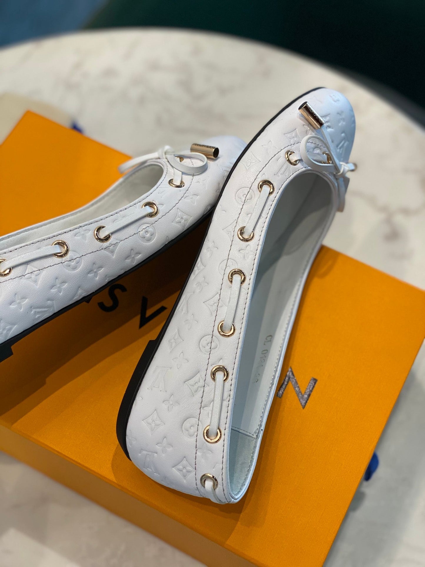 LV WOMEN'S BALLET FLAT IN WHITE EMBOSSED CALFSKIN WITH BOW - 35