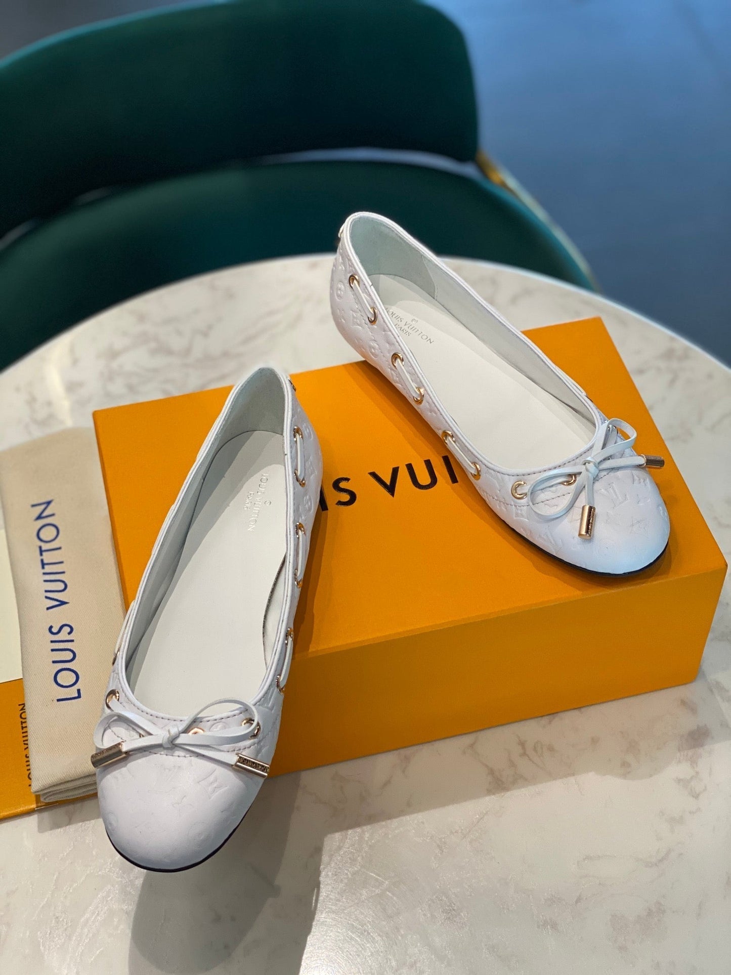 LV WOMEN'S BALLET FLAT IN WHITE EMBOSSED CALFSKIN WITH BOW - 35