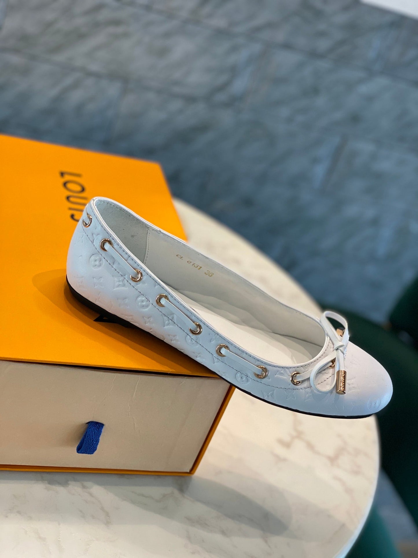 LV WOMEN'S BALLET FLAT IN WHITE EMBOSSED CALFSKIN WITH BOW - 35
