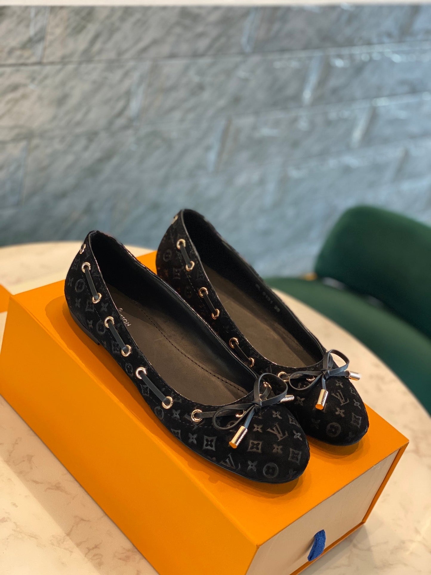 LV WOMEN'S BALLET FLAT IN BLACK MONOGRAM SUEDE WITH BOW - 35