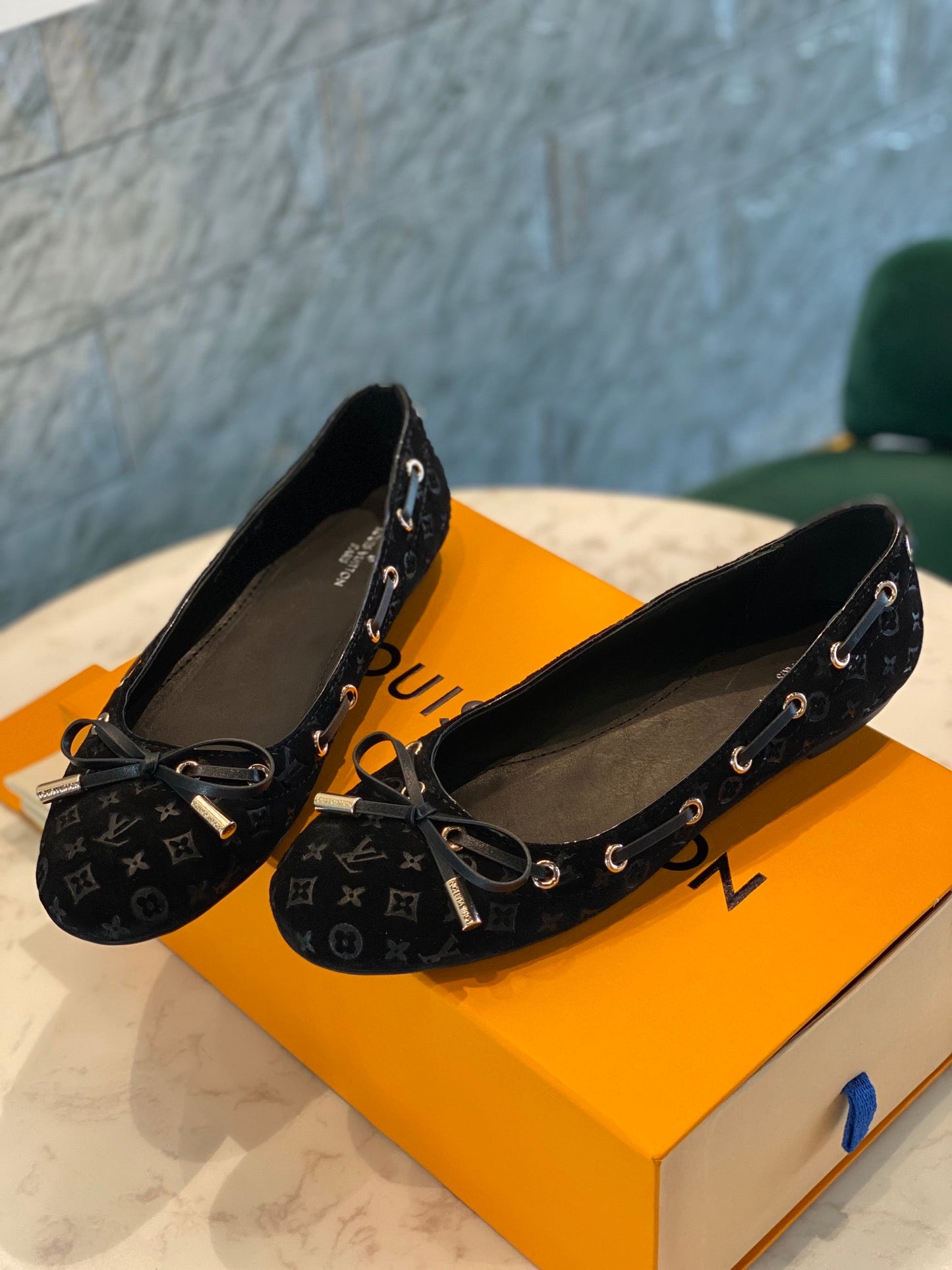 LV WOMEN'S BALLET FLAT IN BLACK MONOGRAM SUEDE WITH BOW - 35