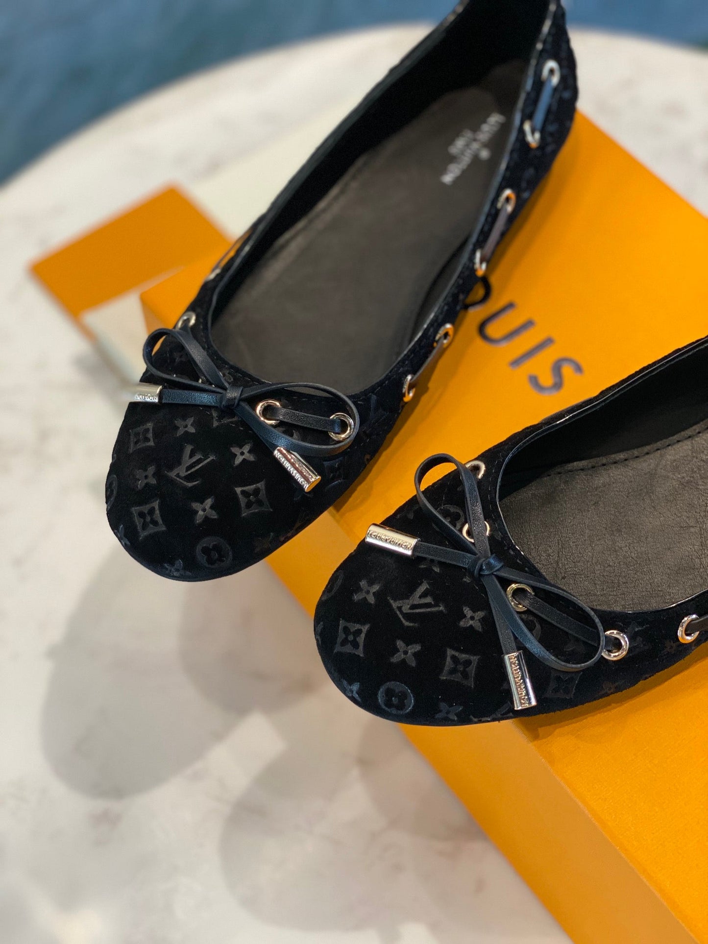 LV WOMEN'S BALLET FLAT IN BLACK MONOGRAM SUEDE WITH BOW - 35