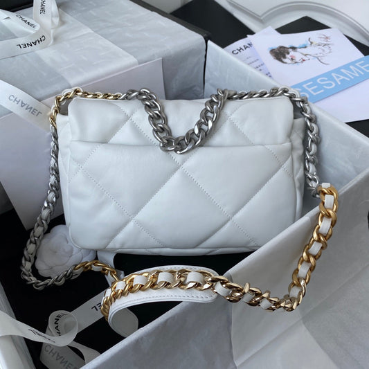 CC MEDIUM 26 FLAP BAG IN WHITE LAMBSKIN