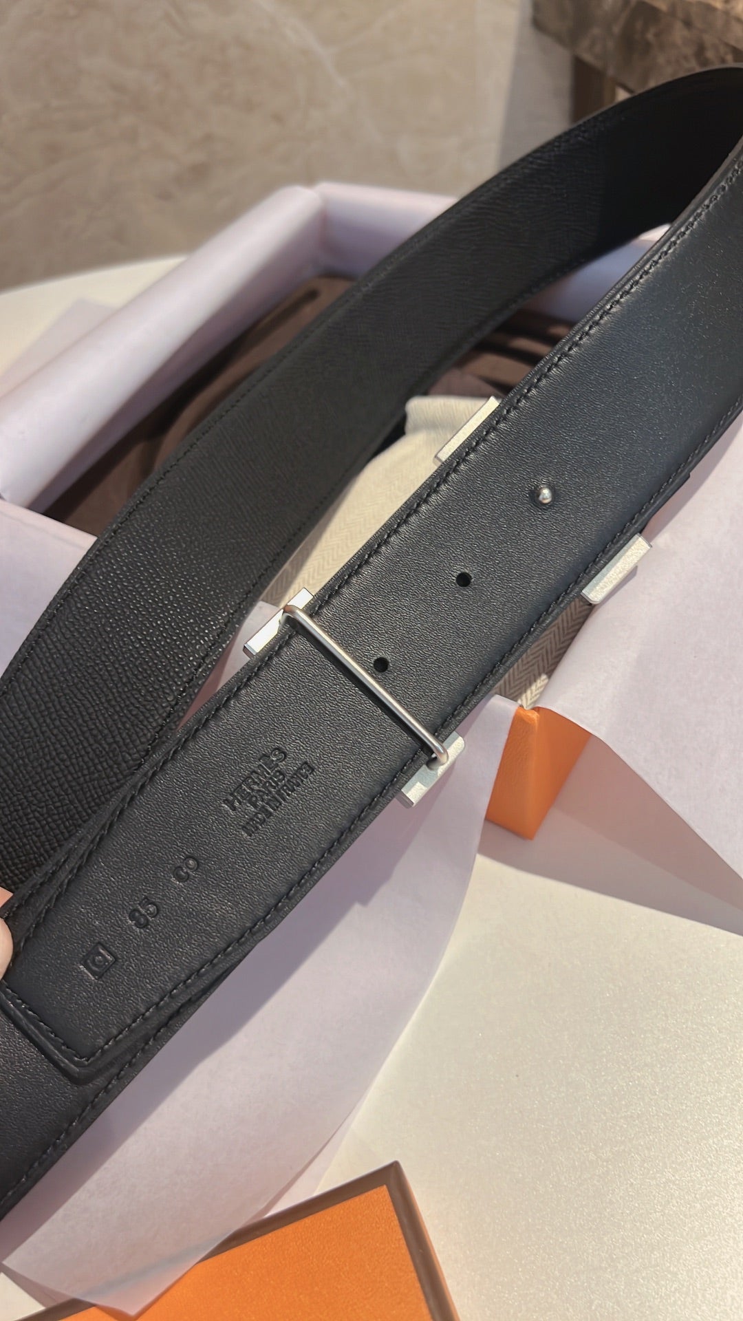 HM CONSTANCE BELT BUCKLE & REVERSIBLE BLACK LEATHER STRAP 42MM - 30