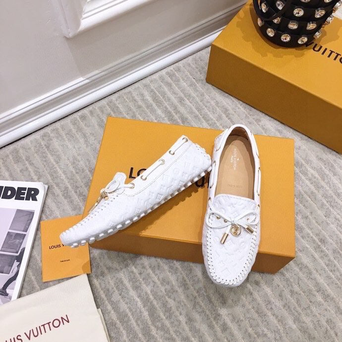 LV WOMEN'S DRIVER MOCCASIN IN WHITE EMBOSSED CALFSKIN - 35