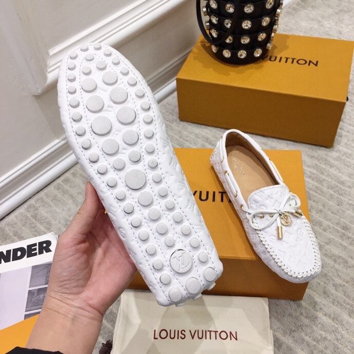 LV WOMEN'S DRIVER MOCCASIN IN WHITE EMBOSSED CALFSKIN - 35