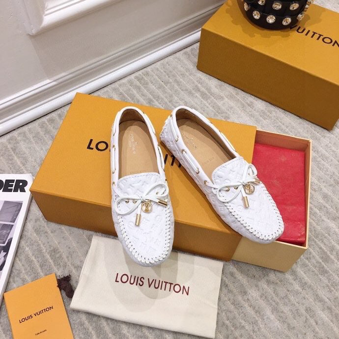 LV WOMEN'S DRIVER MOCCASIN IN WHITE EMBOSSED CALFSKIN - 35