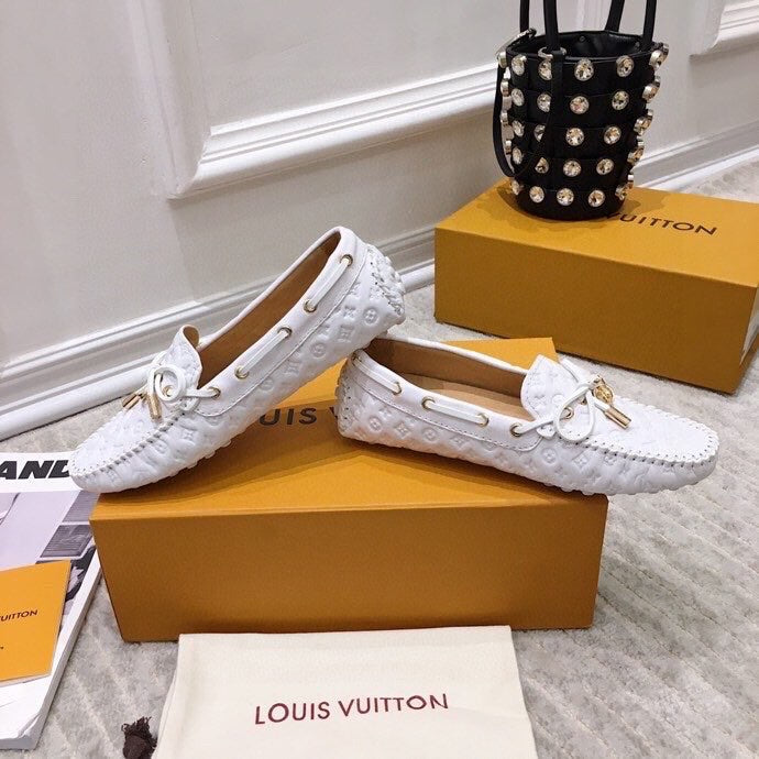 LV WOMEN'S DRIVER MOCCASIN IN WHITE EMBOSSED CALFSKIN - 35