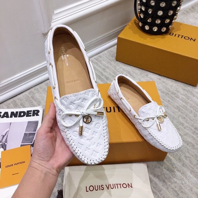 LV WOMEN'S DRIVER MOCCASIN IN WHITE EMBOSSED CALFSKIN - 35