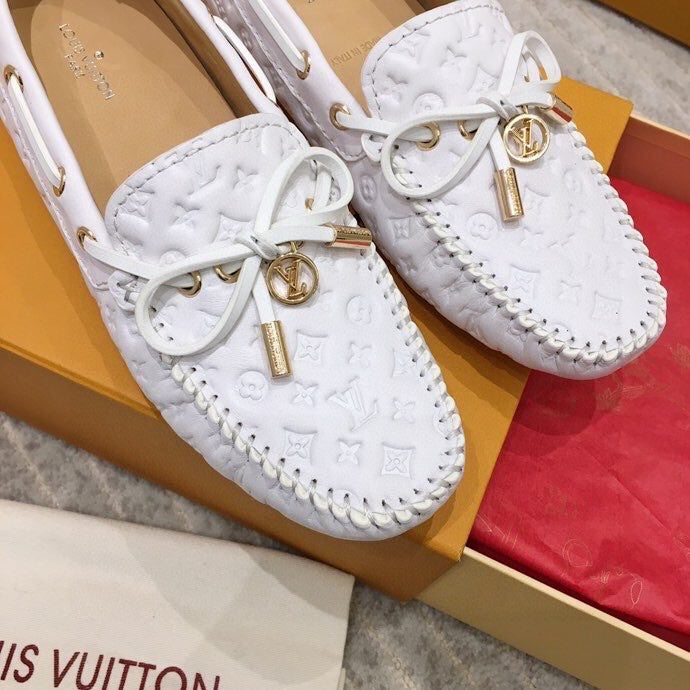 LV WOMEN'S DRIVER MOCCASIN IN WHITE EMBOSSED CALFSKIN - 35