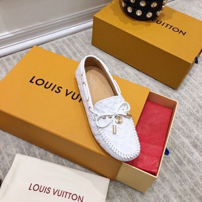 LV WOMEN'S DRIVER MOCCASIN IN WHITE EMBOSSED CALFSKIN - 35