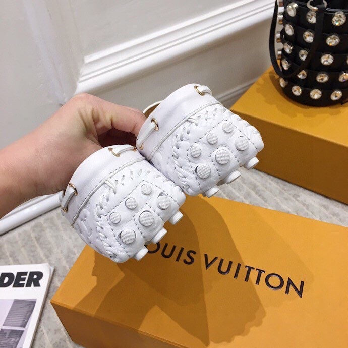 LV WOMEN'S DRIVER MOCCASIN IN WHITE EMBOSSED CALFSKIN - 35